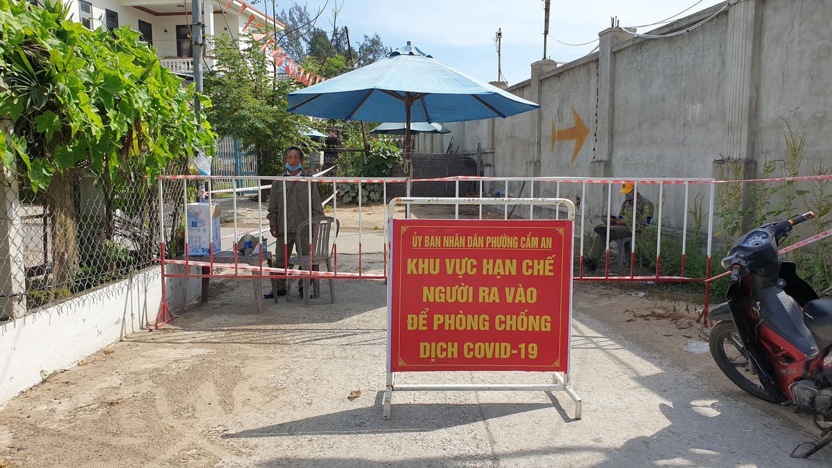 Lập chốt kiểm soát khu vực vợ chồng ở phường Cẩm An mắc Covid-19 sinh sống.