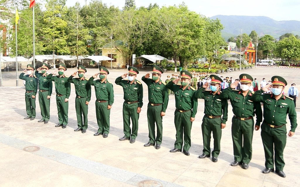 Viếng tượng đài Khởi nghĩa Ba Tơ.