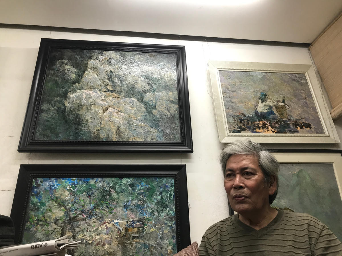 Họa sĩ Đỗ Đức trong phòng tranh của mình. ẢNH: THƯ HOÀNG.  