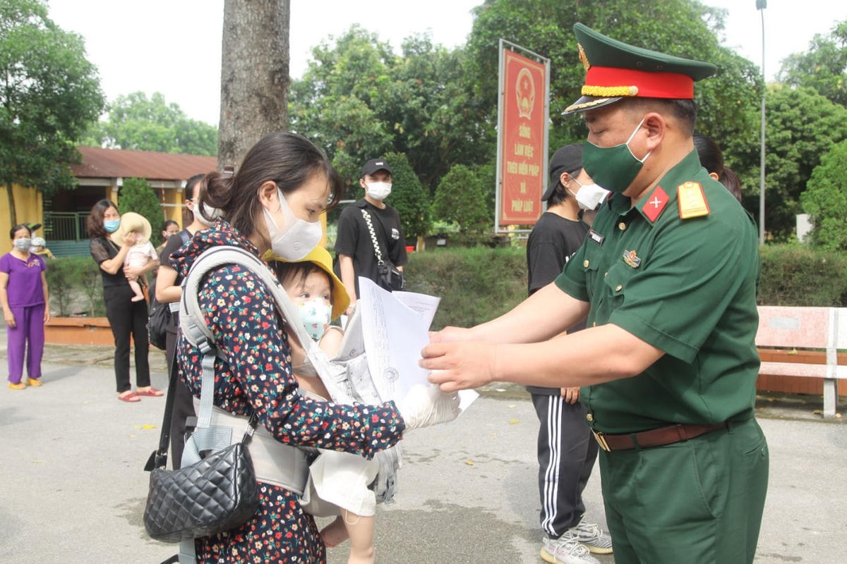 Lãnh đạo Trung đoàn 244 trao giấy chứng nhận hoàn thành nghĩa vụ cách ly đối với 51 công dân.