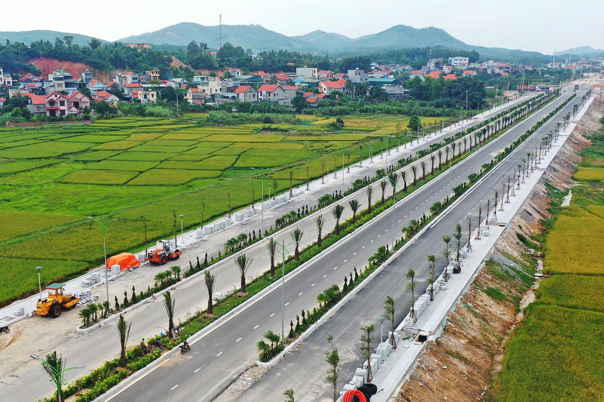 Đường nối KCN Cái Lân với cao tốc Hạ Long - Vân Đồn đang khẩn trương hoàn thành các hạng mục cuối. Ảnh: ĐỖ PHƯƠNG