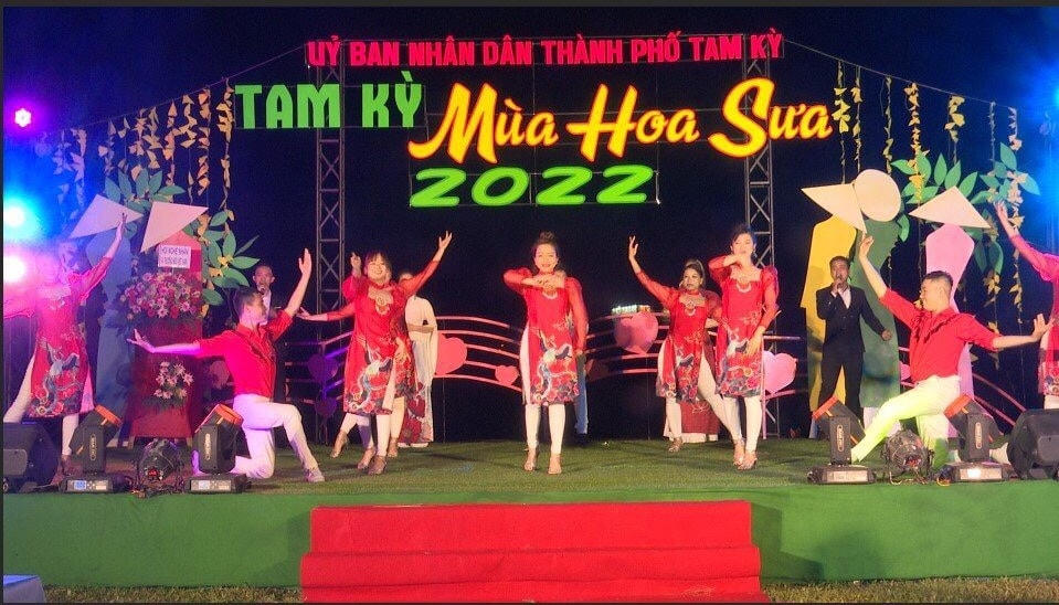 Một tiết mục văn nghệ tại lễ khai mạc.