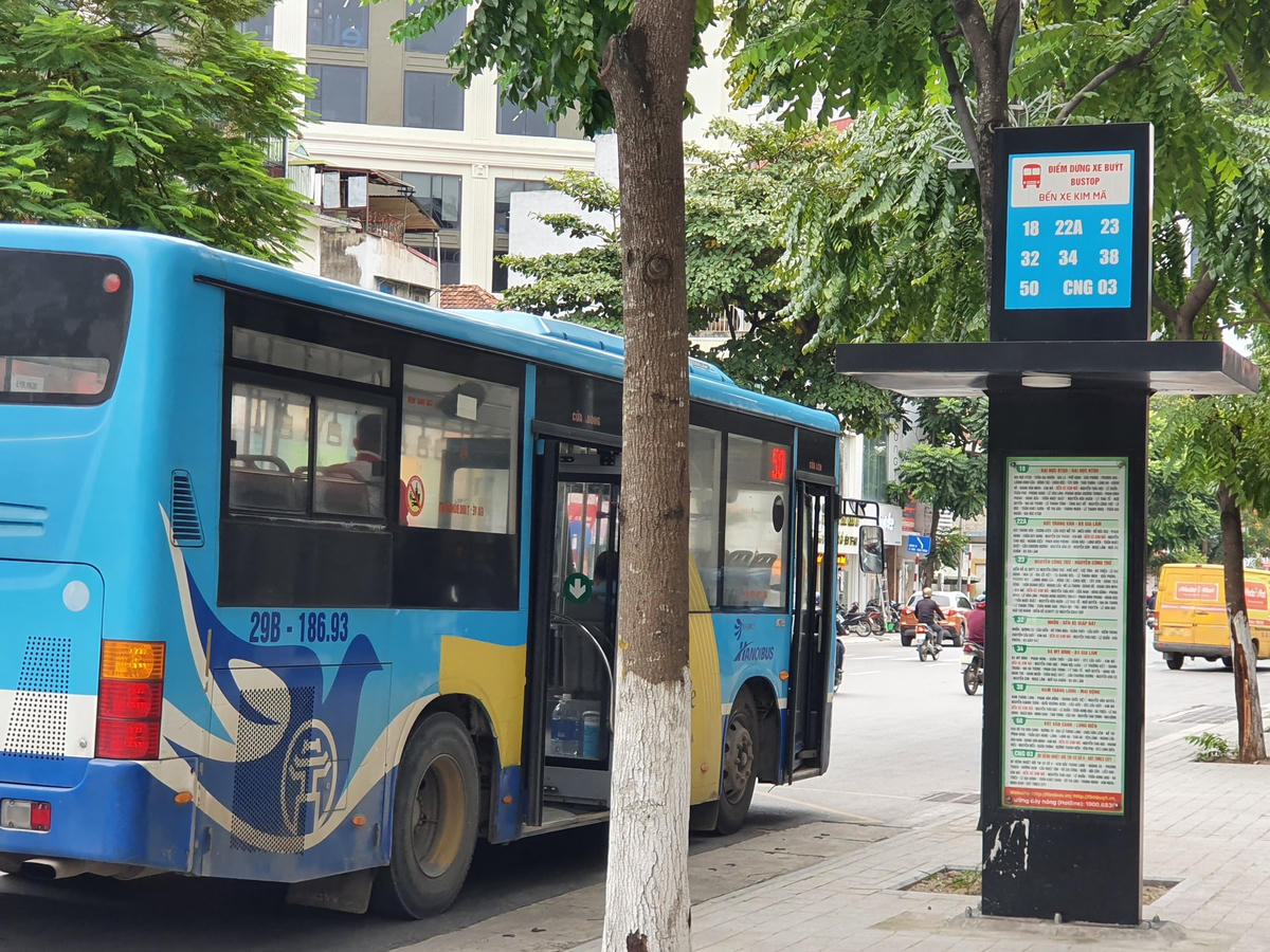 Theo đó, Sở GTVT dự kiến đầu tư, xây dựng và lắp đặt mới 600 nhà chờ xe buýt tại 12 quận nội thành tổng vốn đầu tư là gần 1 nghìn tỷ đồng. Trong đó, 270 nhà chờ được lắp đặt mới và thay thế 330 nhà chờ hiện có theo lộ trình; lắp màn hình cảm ứng đồng bộ Wifi tại một số nhà chờ có vị trí thích hợp. Dự kiến xây dựng trong 7 năm và thời gian hoạt động là 20 năm.