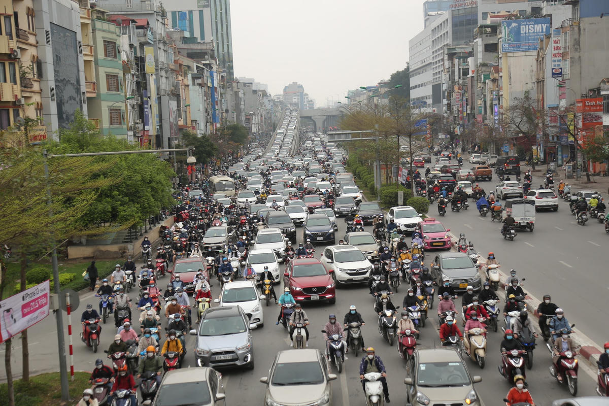 Ngoài ra, đối với đường Trường Chinh có lưu lượng giao thông vô cùng lớn. Đặc biệt, tuyến đường Trường Chinh luôn là ‘điểm nóng’ về giao thông của Hà Nội, với mật độ phương tiện giao thông vô cùng dày đặc cũng khiến tuyến đường luôn trong tình trạng ‘nghẹt thở’.