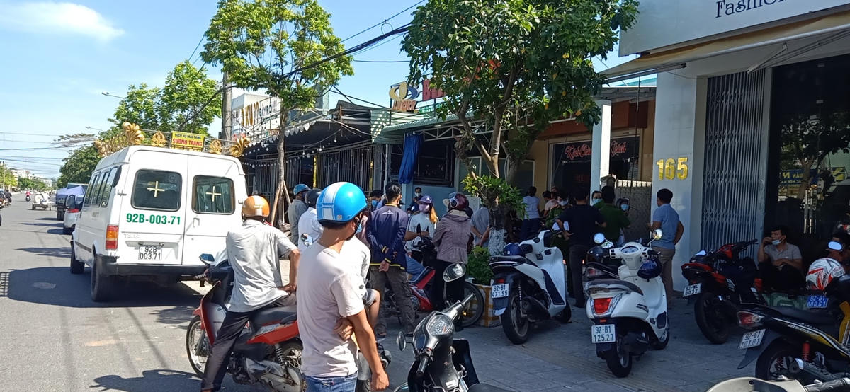 Người dân hiếu kỳ đến quan sát sự việc.