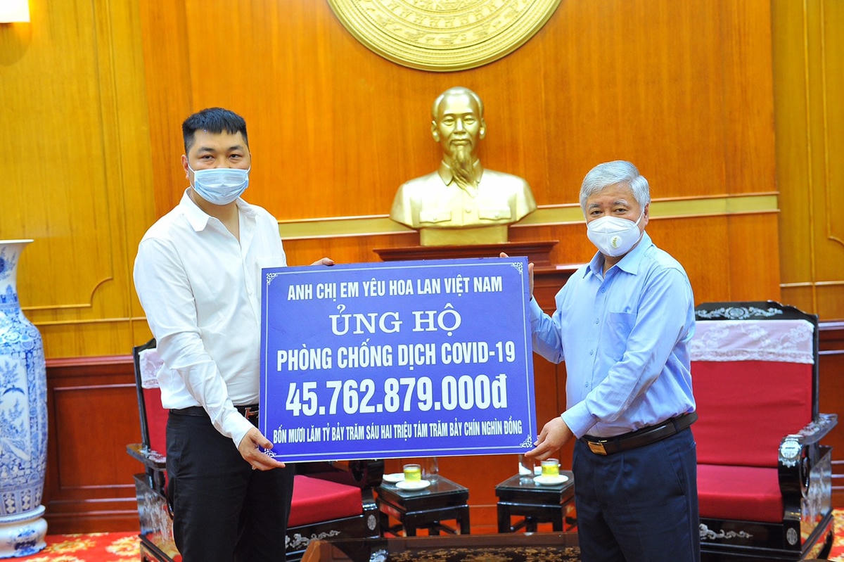 Chủ tịch Đỗ Văn Chiến tiếp nhận ủng hộ.