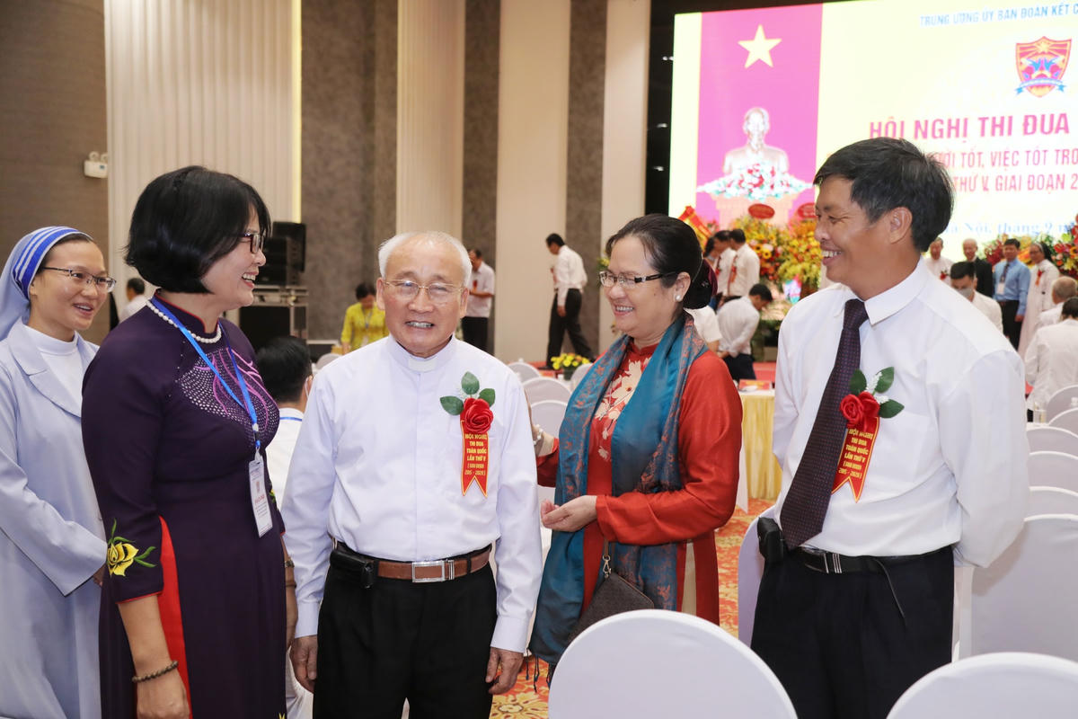 Từ những phong trào thi đua của Mặt trận, ngày càng xuất hiện những tấm gương điển hình tiên tiến trên các lĩnh vực của đời sống xã hội. Ảnh: Quang Vinh.