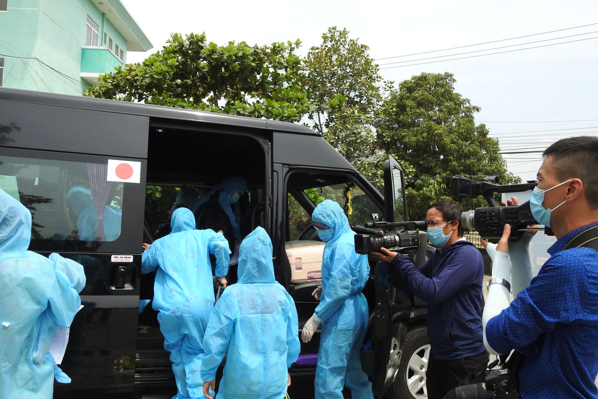 Phóng viên tác nghiệp tại điểm nóng Covid-19. Ảnh Thanh Tùng.