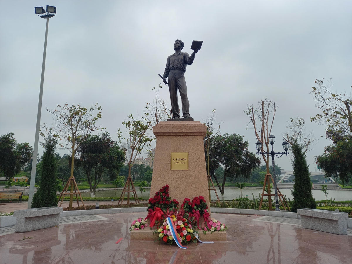 Tượng đài A.S.Pushkin đang đọc thơ được đặt trang trọng trong khuôn viên của Công viên Hòa Bình.