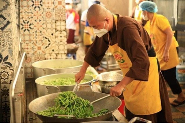 Thầy Thích Minh Phú, Chủ nhiệm và chịu trách nhiệm chính tại “Bếp ăn từ thiện Tường Nguyên” đang chế biến những phần cơm đong đầy yêu thương gửi tặng tới các y bác sỹ ở bệnh viện dã chiến, những người nghèo ở khu cách ly, điều trị.