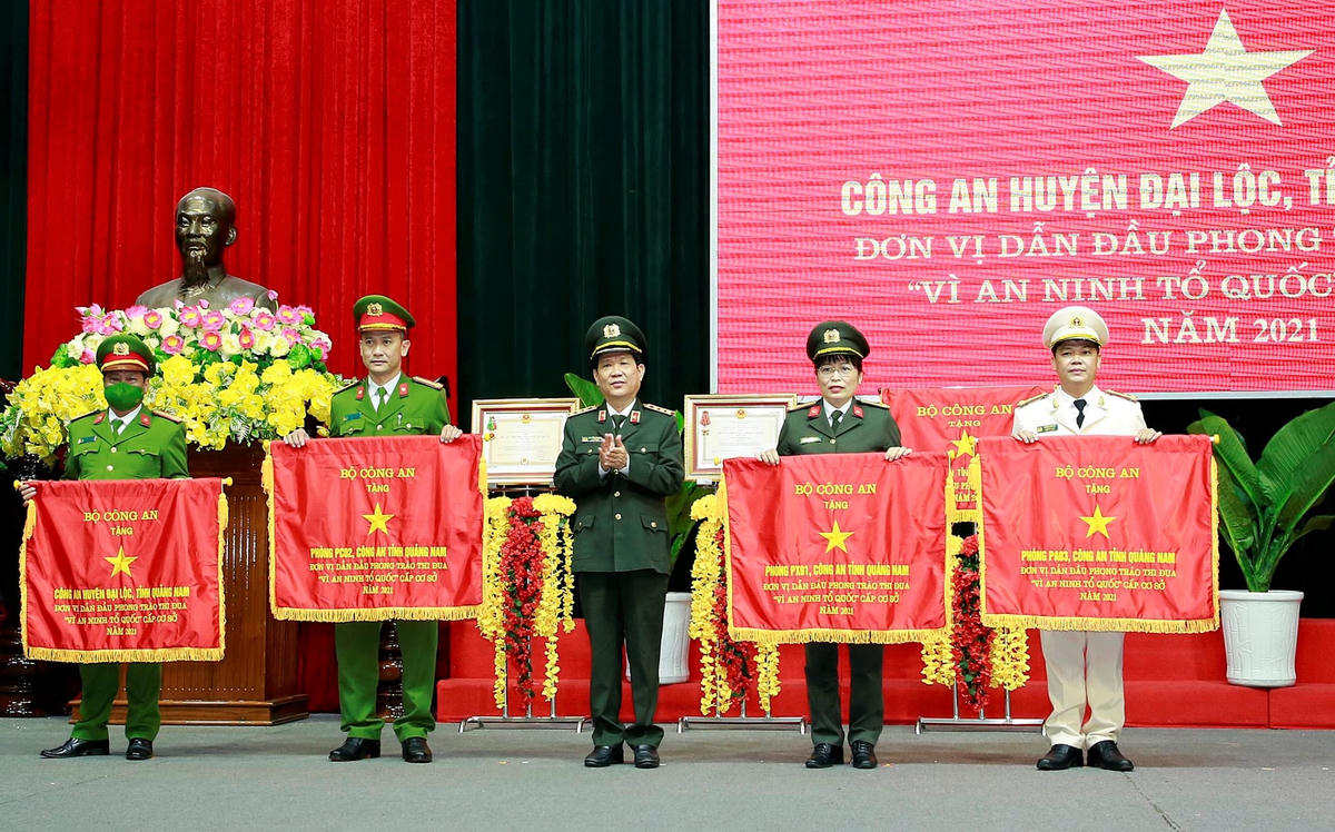 Trao Cờ thi đua của Bộ Công an cho 4 tập thể của Công an tỉnh Quảng Nam.