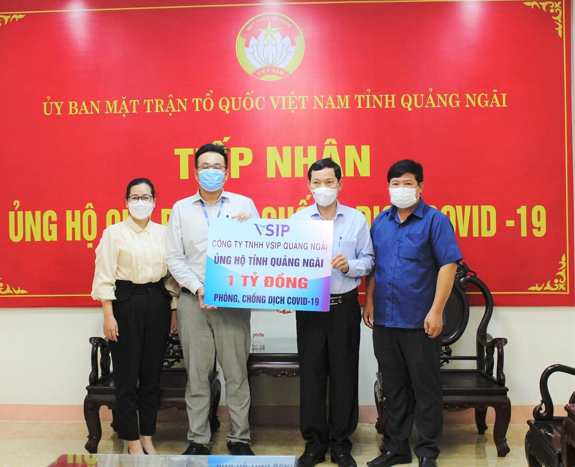 Lãnh đạo Ủy ban MTTQ Việt Nam tỉnh Quảng Ngãi tiếp nhận tiền ủng hộ phòng, chống dịch Covid-19.