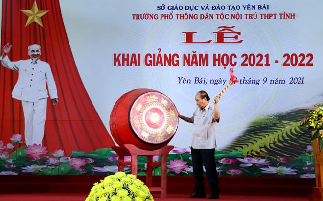 Chủ tịch nước Nguyễn Xuân Phúc đánh trống khai trường.