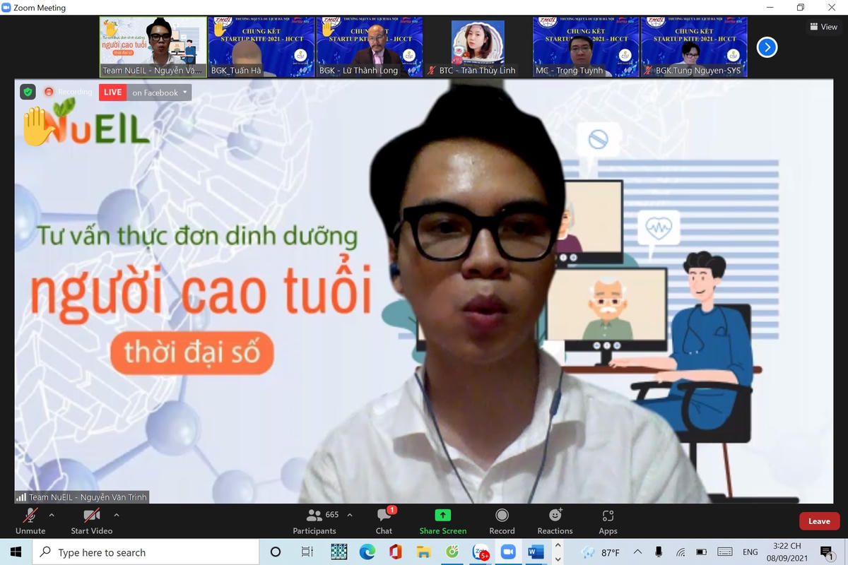 Sinh viên thuyết trình dự án với Hội đồng Ban giám khảo.