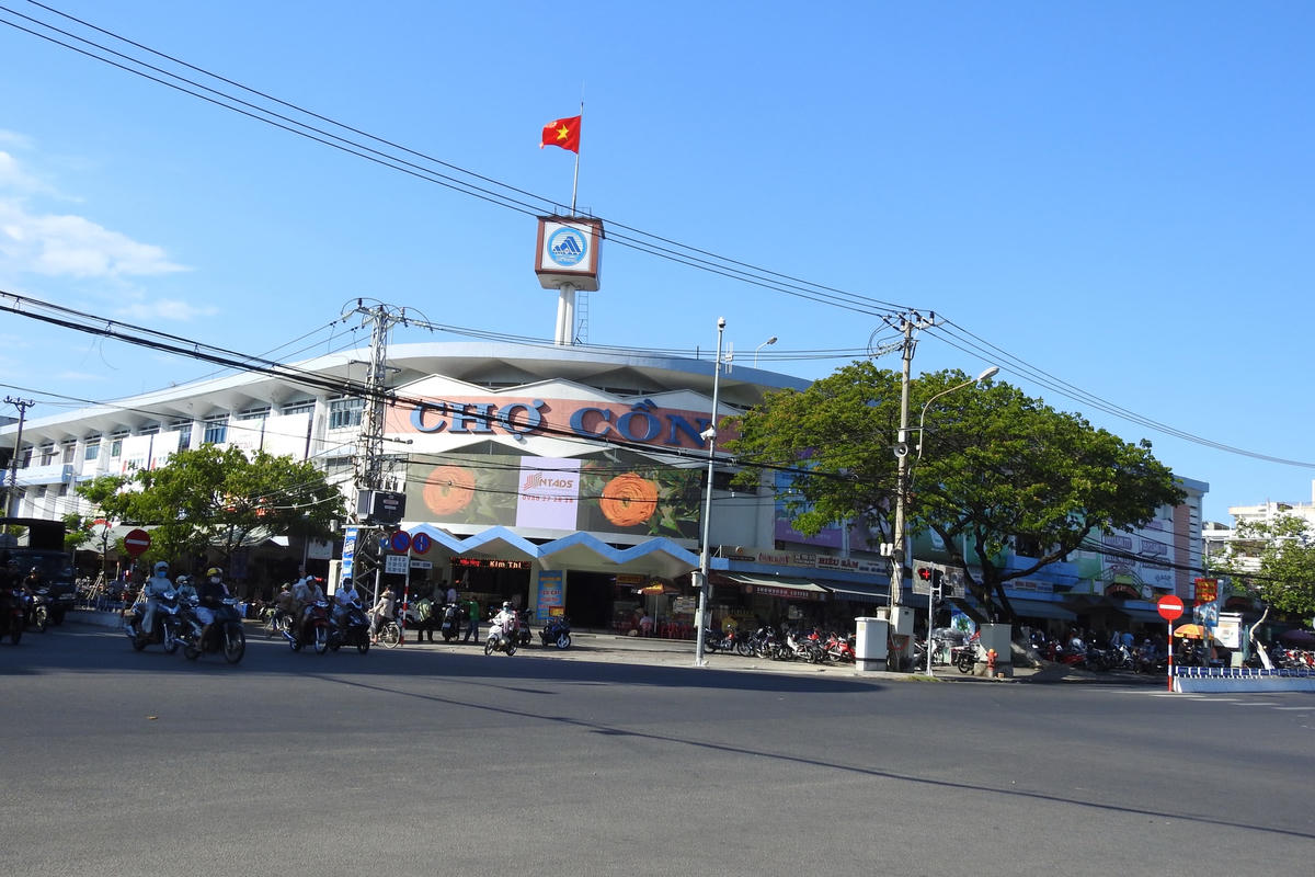 Hoạt động mua bán ở chợ Cồn (khu chợ lớn nhất của Đà Nẵng) diễn ra bình thường trong chiều 27/7. Ảnh Bình Nguyên.
