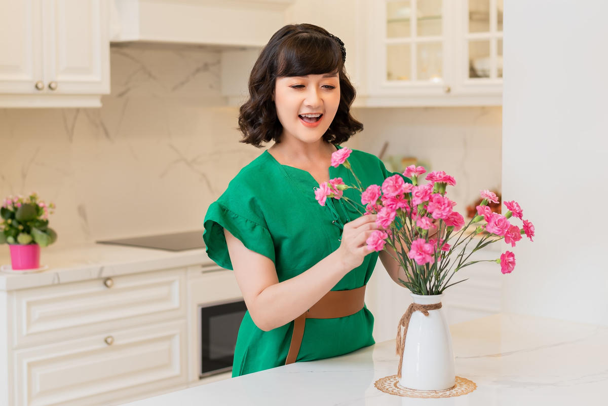 Những dịp cuối năm, Vân Dung cùng dàn nghệ sĩ kỳ cựu tề tựu để thực hiện chương trình. Ảnh: NVCC.