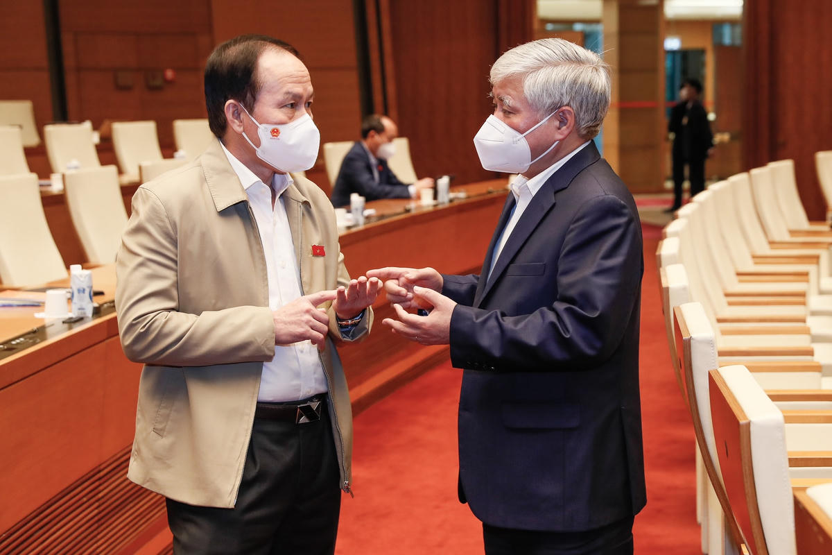 Bí thư Trung ương Đảng, Chủ tịch UBTƯ MTTQ Việt Nam Đỗ Văn Chiến trao đổi với ĐBQH Lê Tiến Châu, Phó Chủ tịch - Tổng Thư ký UBTƯ MTTQ Việt Nam. Ảnh: Quang Vinh.