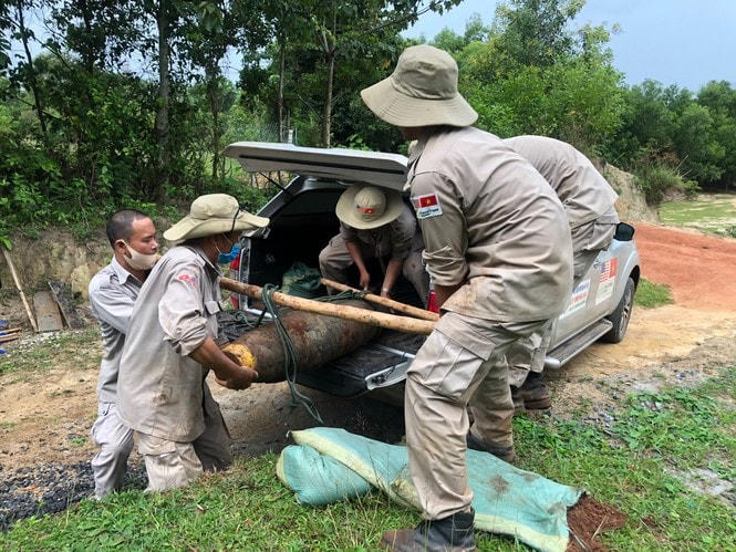 Lực lượng chức năng di chuyển quả bom đến địa điểm tập kết để tiến hành hủy nổ. Ảnh C.S..