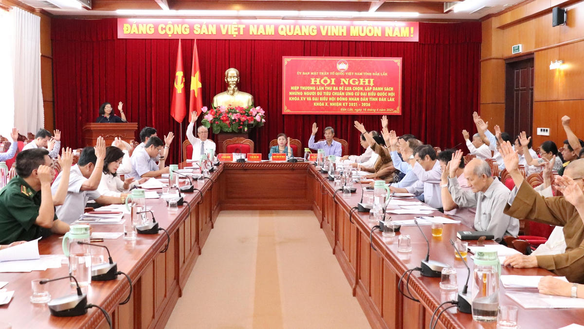 Các đại biểu thống nhất lựa chọn, lập danh sách những người ứng cử ĐBQH và đại biểu HĐND.