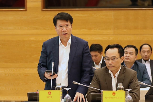 Thứ trưởng Bộ Y tế Trương Quốc Cường trả lời tại họp báo. Ảnh: VGP.