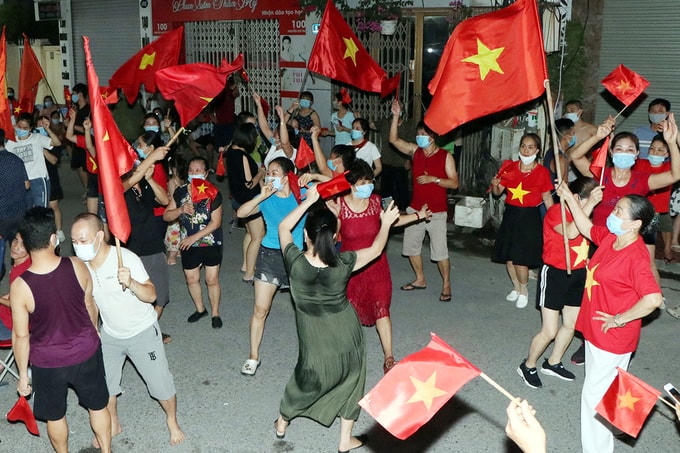 Người dân nhảy múa khi được trở lại cuộc sống bình thường. Ảnh: Anh Tú.