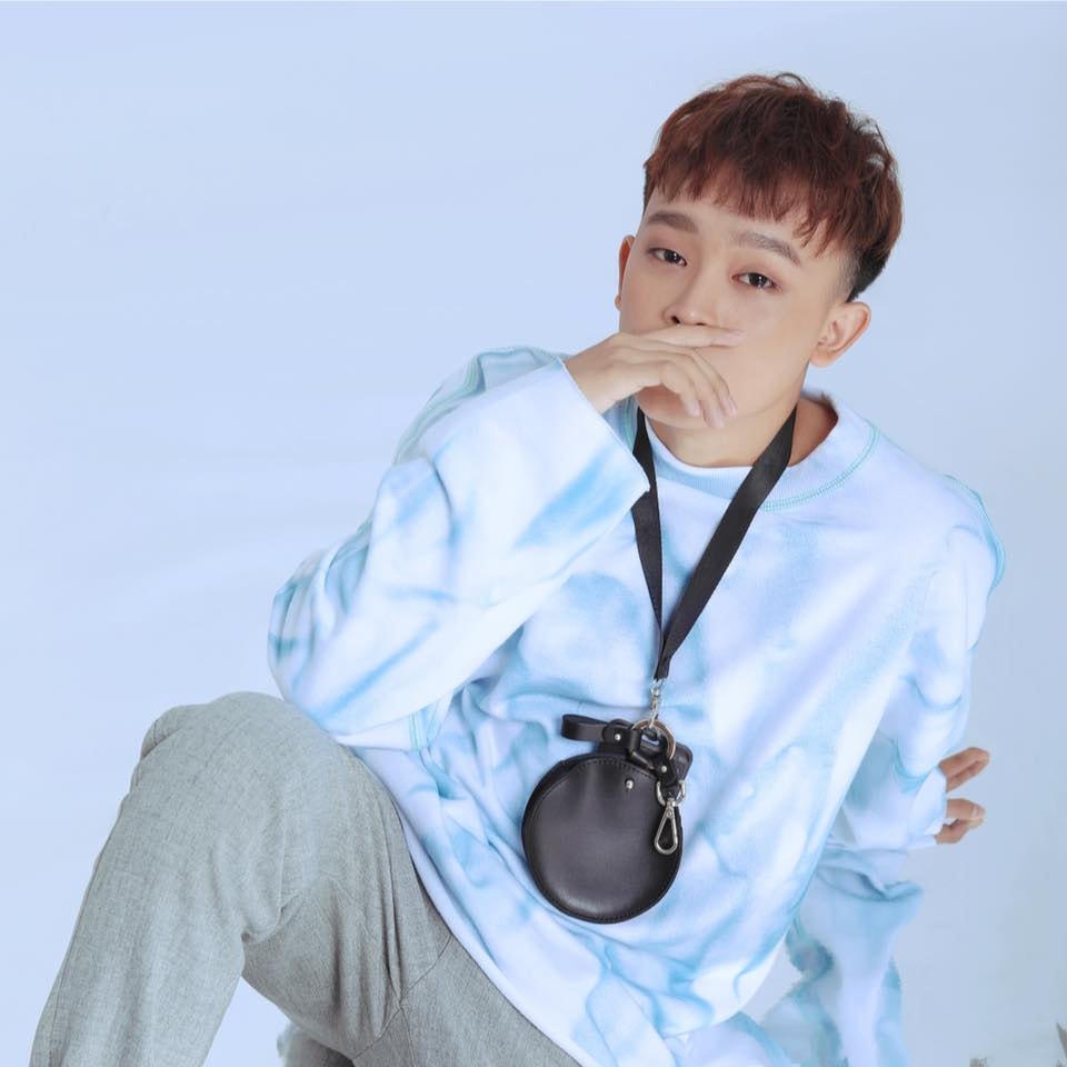 Sinh ra trong gia đình có hoàn cảnh khó khăn, bố làm thợ hồ, mẹ làm rẫy mướn, nhưng Hồ Văn Cường rất thích hát và mê hát.