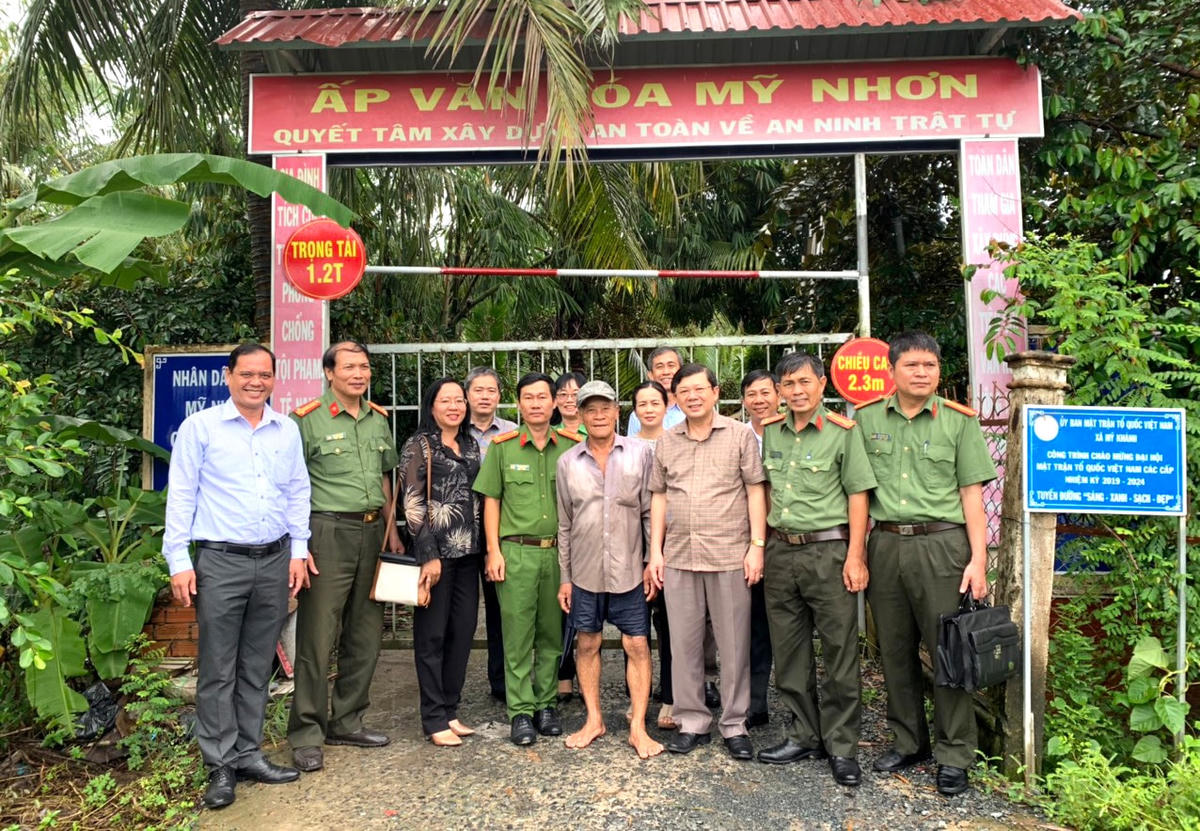 Phó Chủ tịch Nguyễn Hữu Dũng cùng đoàn khảo sát tại xã Mỹ Khánh.