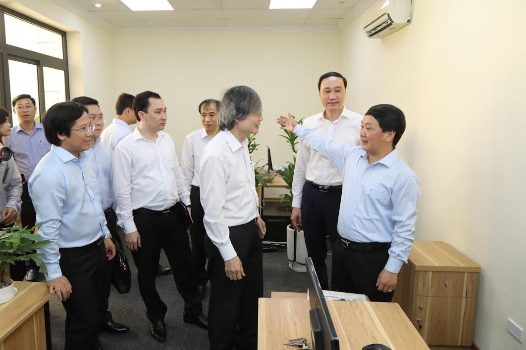 Phó Chủ tịch - Tổng Thư ký Hầu A Lềnh tham quan trụ sở mới của Báo Đại Đoàn Kết. (Ảnh: Quang Vinh).