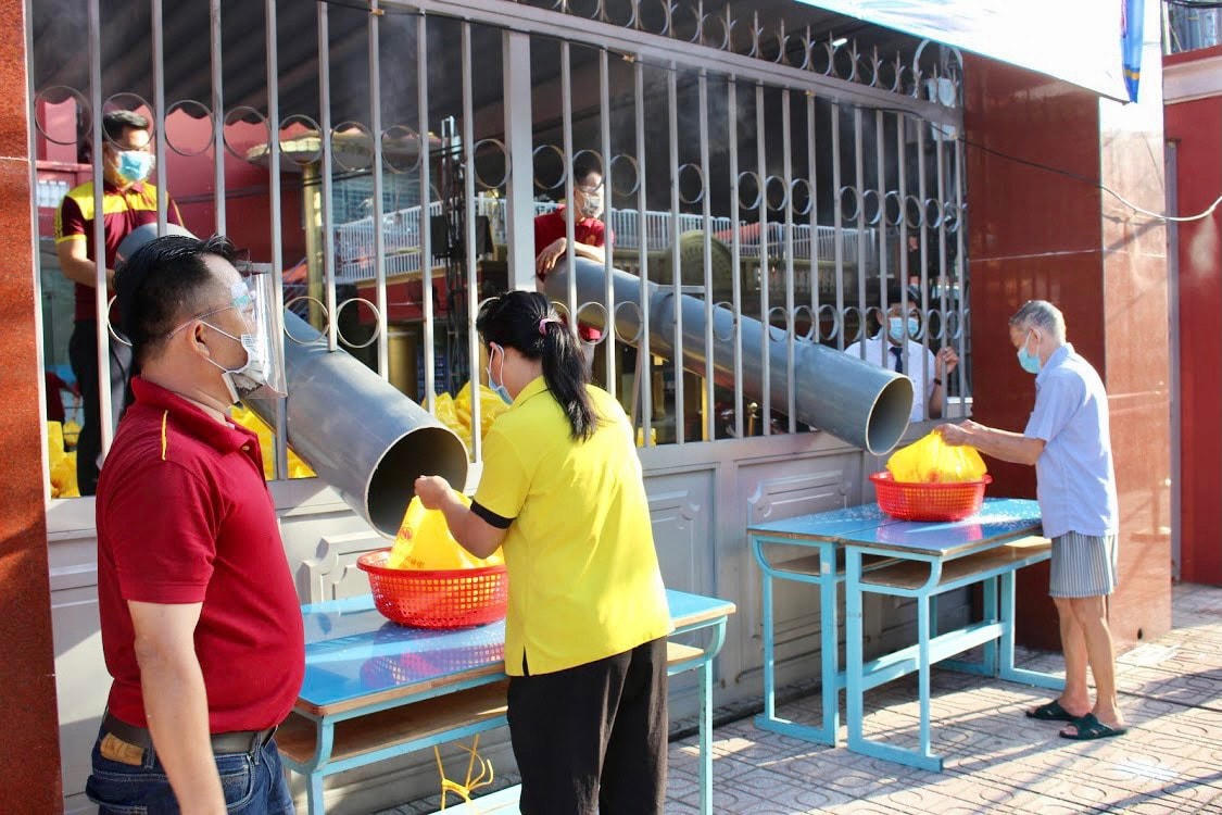Nhiều người nghèo vui mừng với phần quà của mình