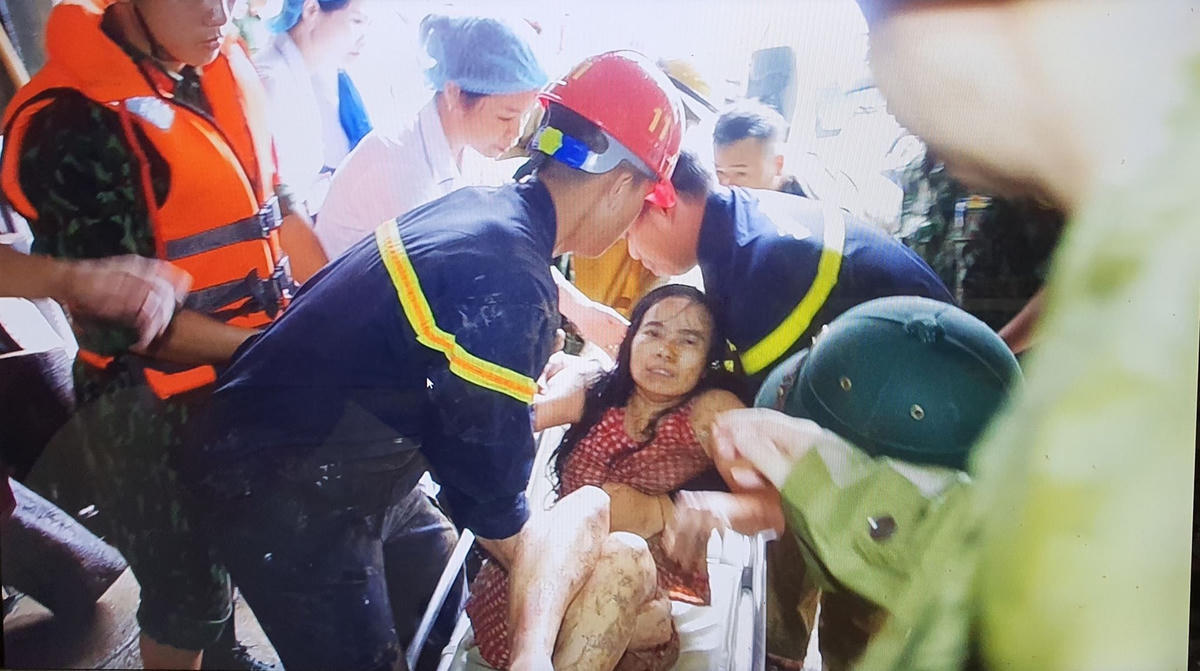 Lực lượng chức năng kịp thời cứu được chị Phạm Thị Hương (trú tại TP Hà Giang) do bị sạt lở đất, nhưng con gái 13 tuổi của chị đã không may mắn. (Ảnh: Diệu Loan).
