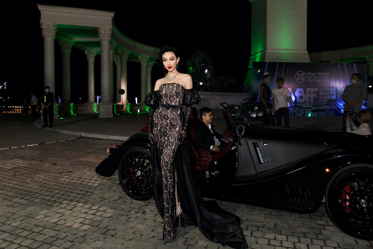 Hoa hậu Thùy Tiên tham dự đêm khai mạc “Vietnam Beauty Fashion Fest”. Người đẹp gây chú ý khi diện thiết kế cúp ngực, khoe vai trần gợi cảm.