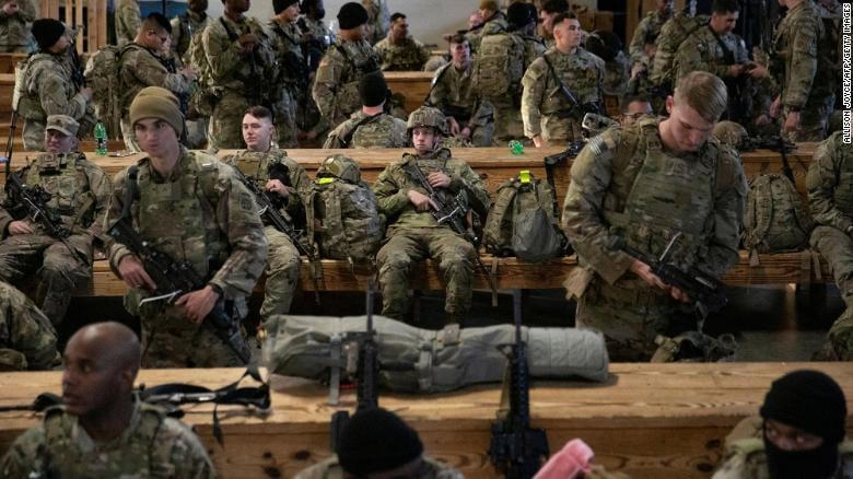 Các binh sĩ thuộc Sư đoàn Dù số 82 chờ đợi ở Fort Bragg, Bắc Carolina, trước khi triển khai đến châu Âu vào ngày 14/2. Ảnh: CNN.