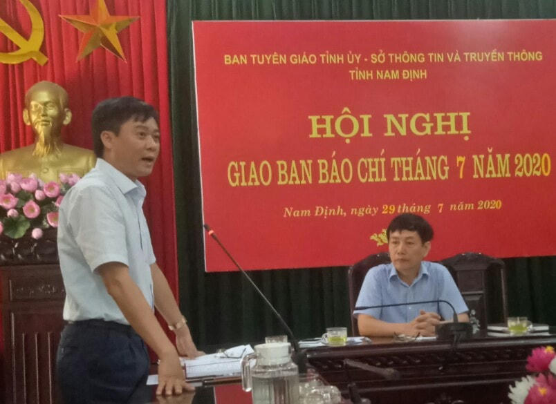 Ông Nguyễn Xuân Hồng, Phó Giám đốc Sở GD-ĐT tỉnh Nam Định phát biểu tại cuộc họp giao ban báo chí tháng 7, do Ban Tuyên giáo Tỉnh ủy Nam Định, Sở Thông tin - Truyền thông tỉnh phối hợp tổ chức.