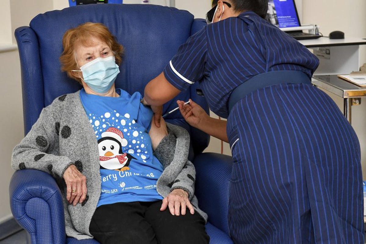Bà Margaret Keenan, 90 tuổi, người Anh là người đầu tiên trên thế giới chính thức được tiêm vaccine ngừa Covid-19, ngày 8/12/2020.