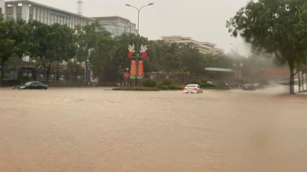 Biển nước mênh mông trên đường Trần Phú, TP.Lào Cai. Ảnh: Thanh Niên.