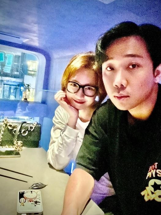 Trấn Thành đăng ảnh bày tỏ cảm xúc nhớ Hariwon khi cô đang ở Hàn Quốc. Ngay lập tức, Hariwon bình luận ngọt ngào: “Nhớ chồng lắm ah. Không có anh giống như nước biển mà không có muối”.