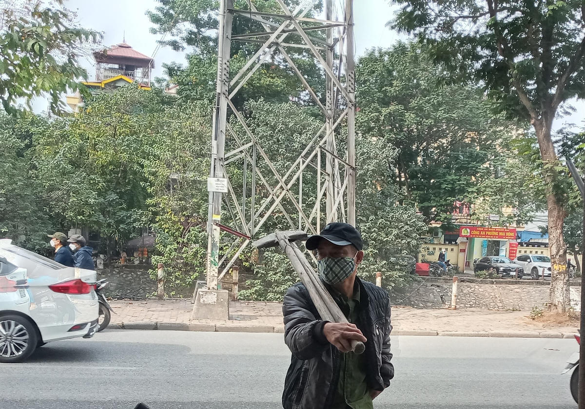 “Cửu vạn” Nguyễn Văn Lưu: “Vợ hay đau yếu, không làm được việc nặng. Hai đứa con đang tuổi ăn tuổi học. Mấy năm trước tôi quyết định ra Hà Nội tìm việc làm, đầu tiên làm cho một xưởng mộc, được 2 năm thì chủ xưởng làm ăn thua lỗ, phá sản. Thế là nhóm thợ của chúng tôi cùng nhau ra đây đứng, ai thuê gì thì làm nấy”.