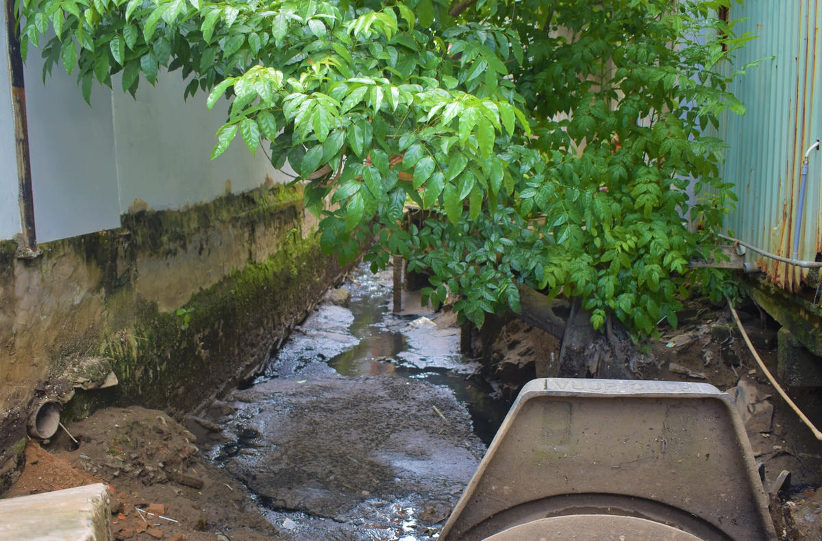 Rạch Sao bị lấn chiếm khiến mưa lớn gây ngập đoạn đường Nguyễn Văn Cừ, phường An Hòa. 