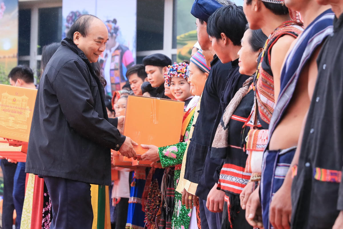 Chủ tịch nước tặng quà cho đại diện đồng bào đang sinh sống tại Làng Văn hóa - Du lịch các dân tộc Việt Nam.