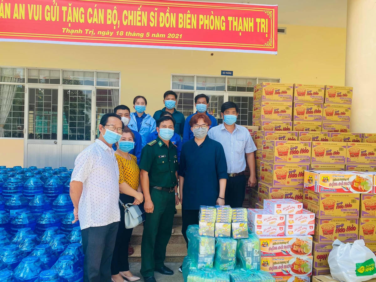 Diễn viên Đại Nghĩa cùng nhóm thiện nguyện tặng quà ủng hộ cho đoàn biên phòng Thạnh Trị.