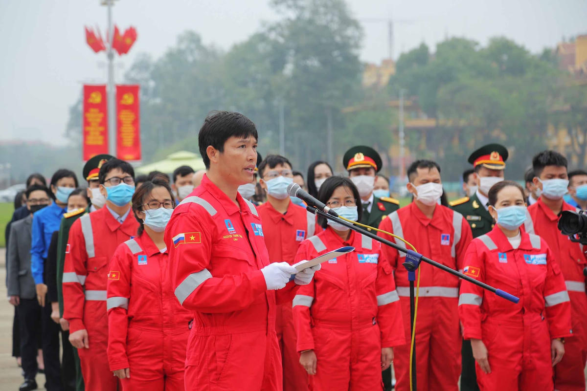 Giàn trưởng Nguyễn Thanh Tĩnh báo công dâng Bác.