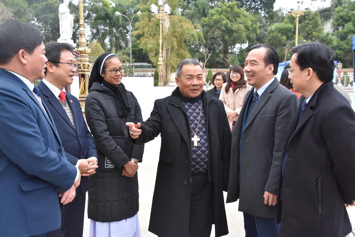 Phó Chủ tịch Ngô Sách Thực cùng Giám mục Châu Ngọc Tri và các đại biểu trao đổi tại Giáo phận Lạng Sơn – Cao Bằng.