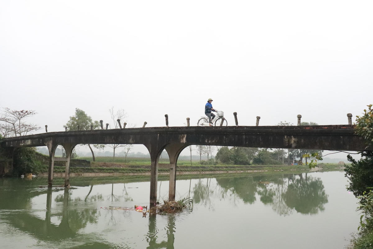 bắc qua con kênh thuỷ lợi, là một nhánh kênh chảy từ hồ thuỷ điện Cửa Đạt.