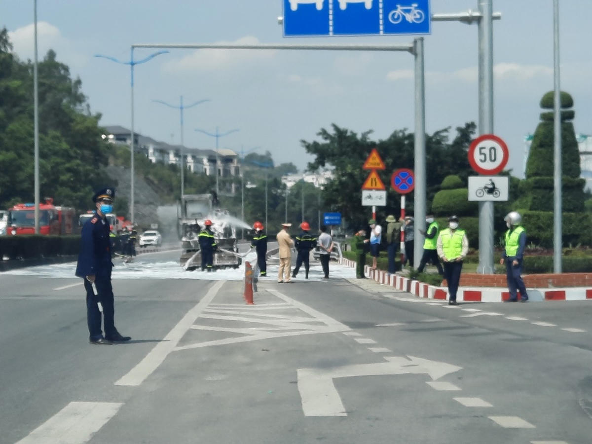 Lực lượng chức năng có mặt tại hiện trường để chữa cháy và điều tiết giao thông.