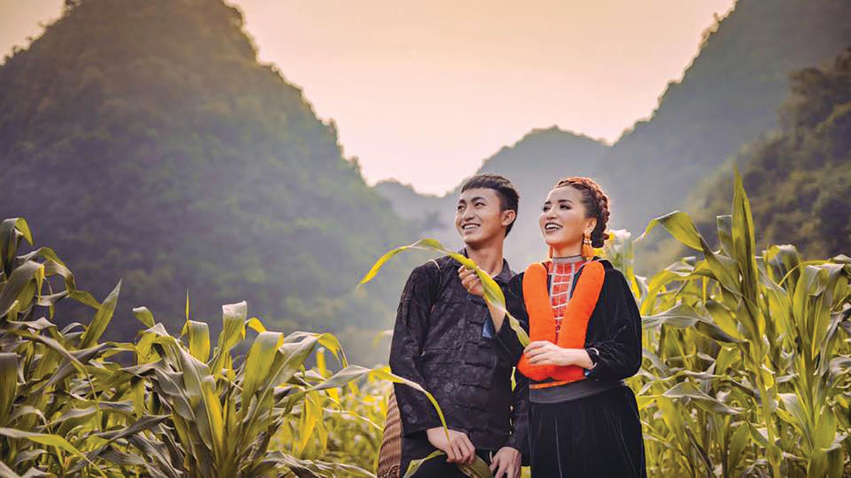 Nghệ sĩ múa Sùng A Lùng trong MV của ca sĩ Bích Phương.
