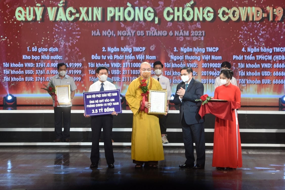 Hòa thượng Thích Thanh Nhiễu, Phó Chủ tịch Thường trực Hội đồng Trị sự Giáo hội Phật giáo Việt Nam trao tiền ủng hộ cho Quỹ vaccine phòng, chống Covid-19