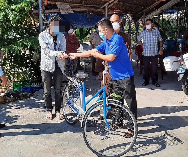 Anh Th. (bên trái) được tặng chiếc xe đạp để về quê.