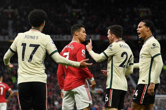 Các cầu thủ Liverpool đòi phạt thẻ đỏ với C.Ronaldo.