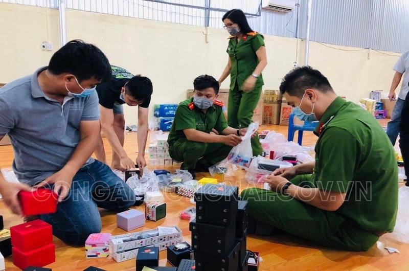 Công an đang kiểm đếm, phân loại sản phẩm không có hóa đơn, chứng từ.