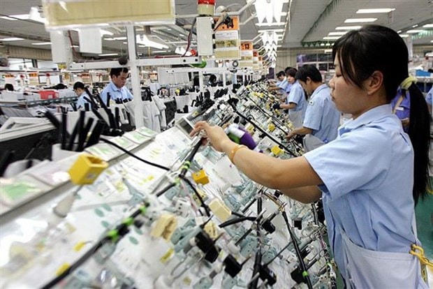 Công ty TNHH hệ thống dây Sumi-Hanel tại khu công nghiệp Sài Đồng B (Hà Nội) chuyên lắp ráp hệ thống dây dẫn điện cho các loại ôtô, xuất khẩu sang thị trường Hoa Kỳ. (Ảnh: Huy Hùng/TTXVN).